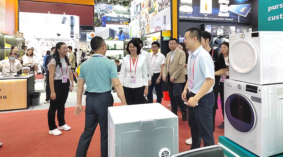 廣交會迎來大咖！江門市市長親臨金環(huán)電器展位參觀交流
