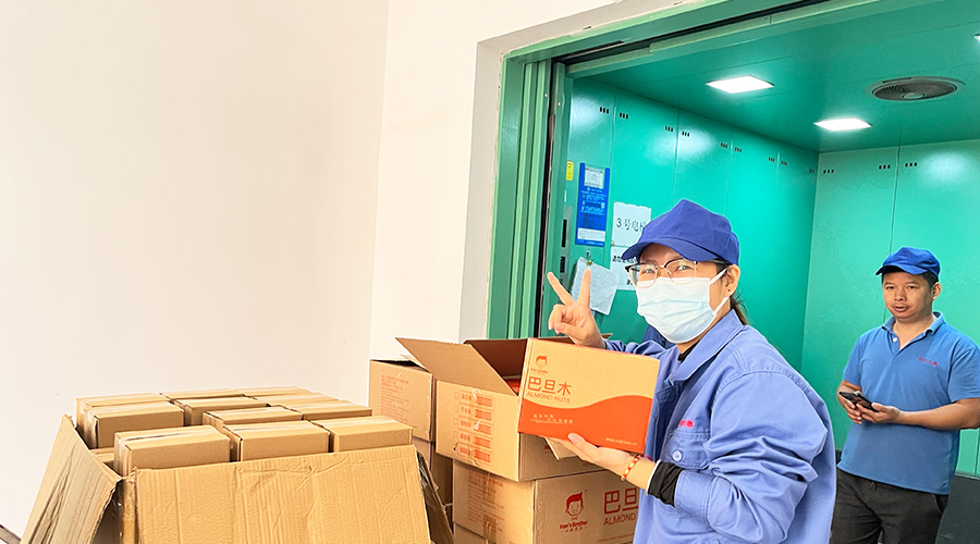 喜笑顏開！三八婦女節(jié)  金環(huán)電器發(fā)放禮品暖人心