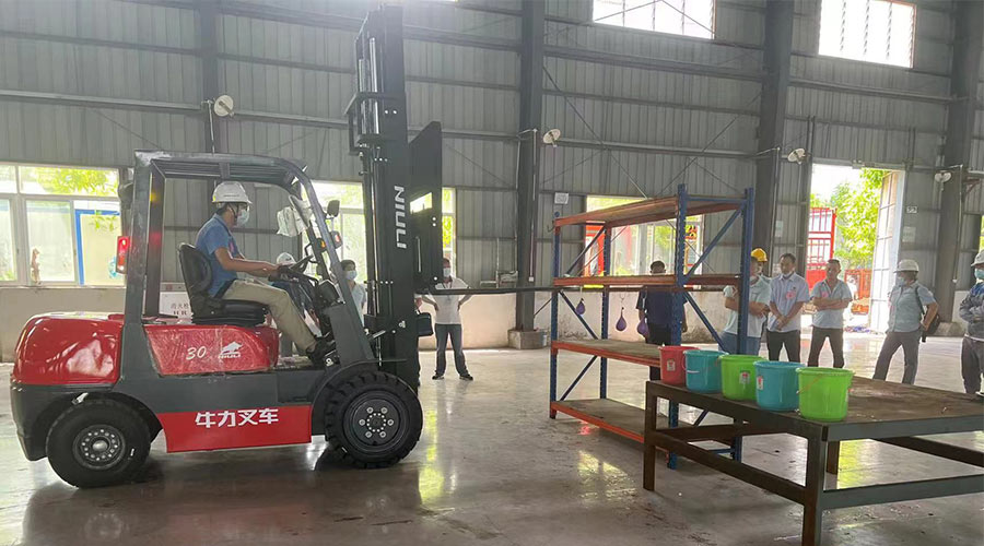 比技能 展風(fēng)采！金環(huán)電器參與鶴城鎮(zhèn)第二屆企業(yè)職工叉車技能競賽